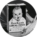Младенец с милым лицом на фоне коробки с кашей Gerber, что подчеркивает важность питания для детей
