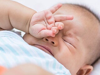 Закисає око в немовляти: причини та рішення
