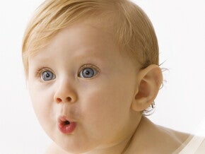 Коли дитина починає агукати