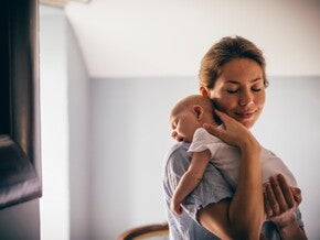 Коли дитина починає тримати голову