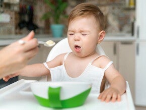 Что делать, когда младенец захлебывается: первая помощь