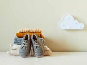 Дитячі речі та маленькі черевики