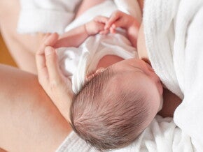 Мати годує немовля грудьми Мати годує немовля грудьми