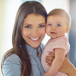 Жінка тримає на руках немовля