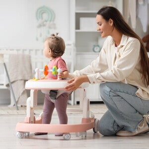 Ходунки для детей: польза или риск развития ребенка?