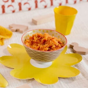 Дитяче овочеве пюре в мисці на столі