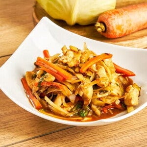 Овочева страва з капусти та моркви в мисці