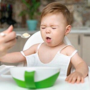 Что делать, когда младенец захлебывается: первая помощь