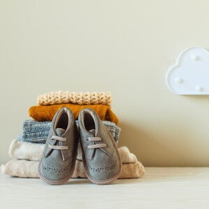 Дитячі речі та маленькі черевики