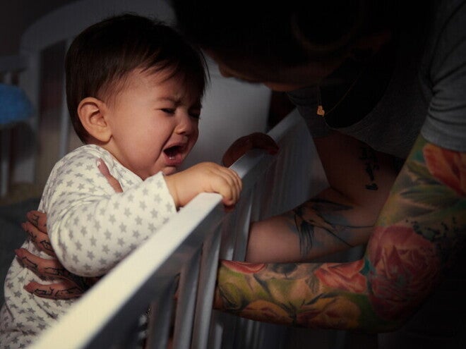 Дитина плаче в ліжечку