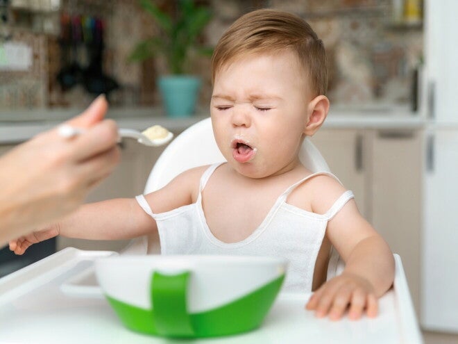 Что делать, когда младенец захлебывается: первая помощь