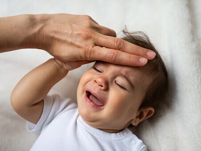 Мама перевіряє температуру у дитини