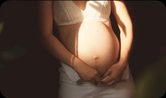 Вагітна жінка в м'якому світлі, що символізує підтримку Nestlé FamilyNes на кожному етапі батьківства. Вагітна жінка в м'якому світлі, що символізує підтримку Nestlé FamilyNes на кожному етапі батьківства.